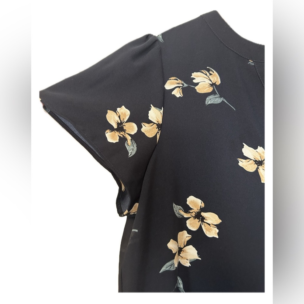 Hilary Radley Floral Blouse. Size M. - Picture 5 of 8